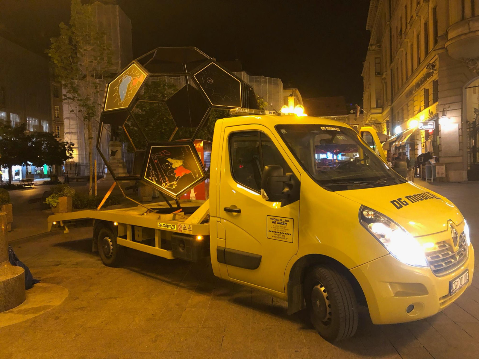 Noćni prijevoz specijalnog tereta u centru Zagreba — DGMOBIL