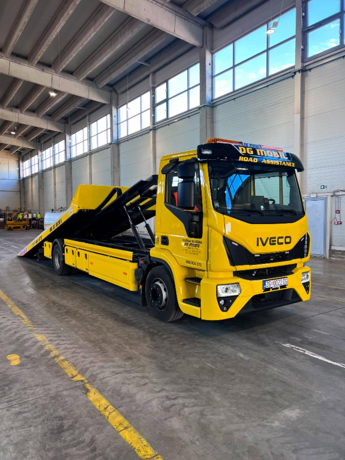 DGMOBIL vučno vozilo IVECO s hidrauličnom platformom