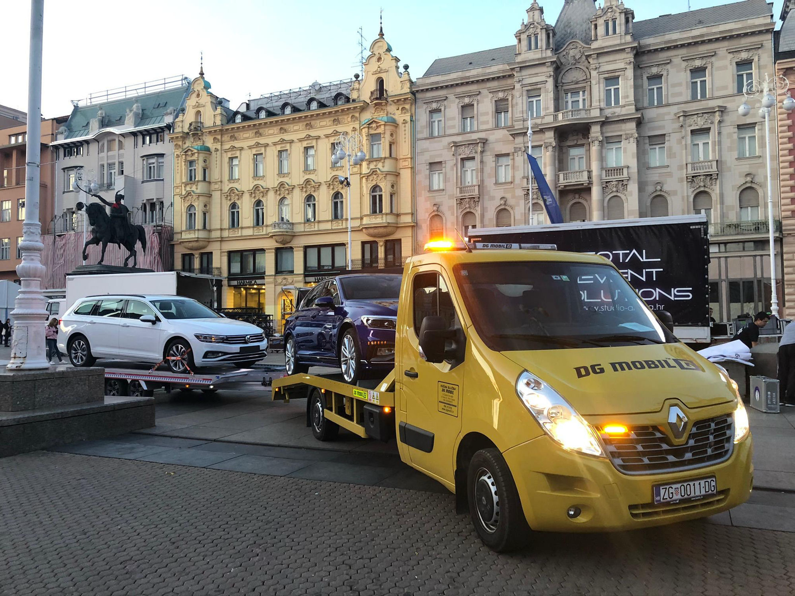 DGMOBIL prijevoz vozila na Trgu bana Jelačića — Zagreb
